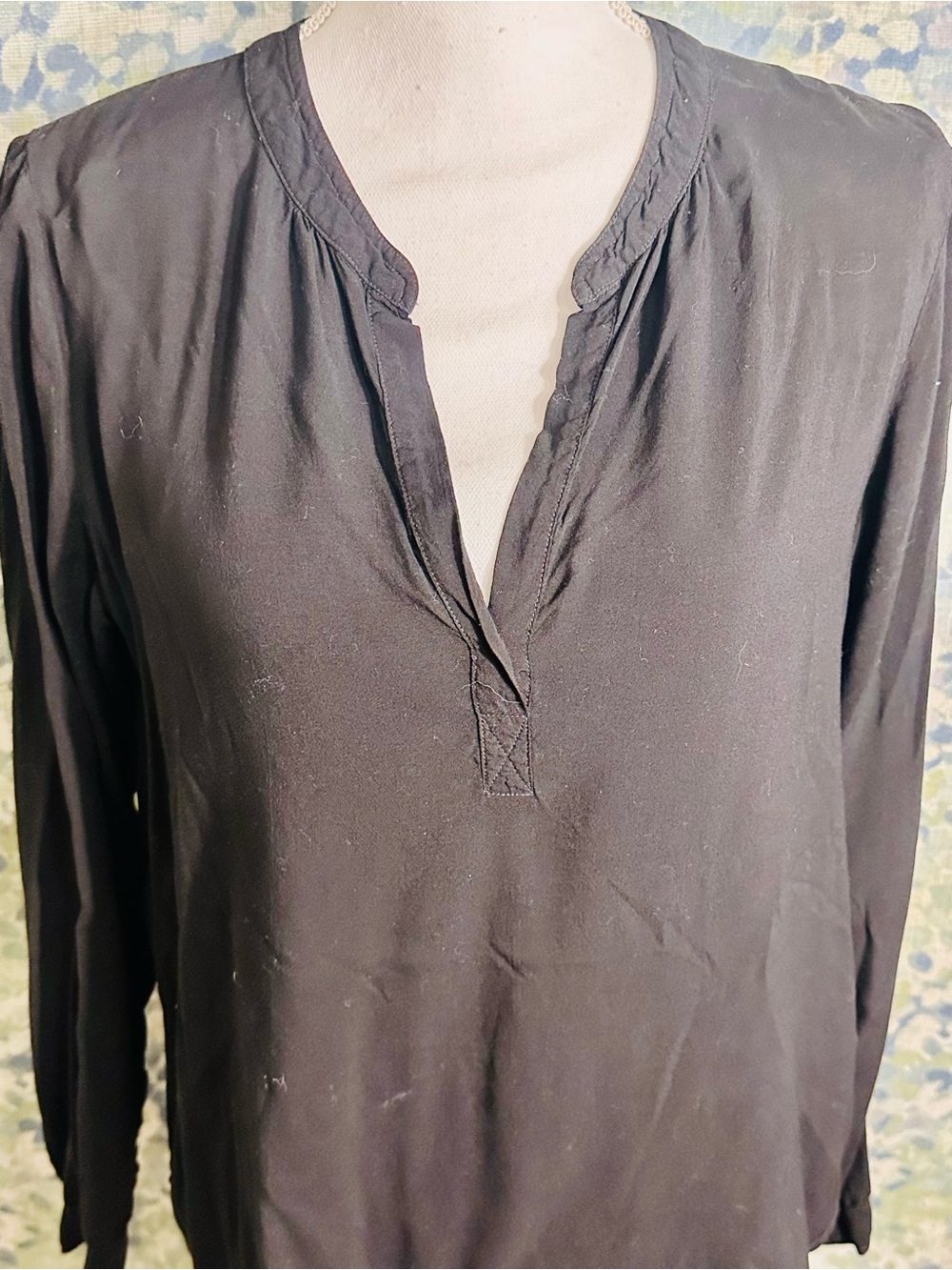 Velvet by Graham & Spencer Black Rayon Popover Blouse Size S - Picture 5 of 6